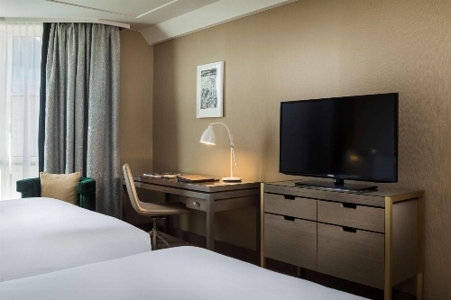 Hilton Vienna Plaza image 2